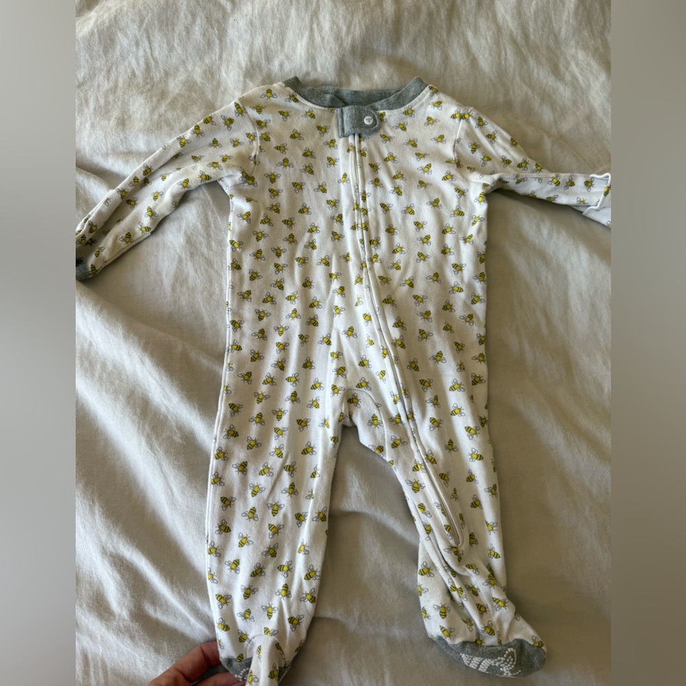 Burt’s Bees 0-3 month baby pajamas with footies. Organic cotton. Perfect cond.